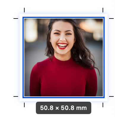 Echte PrintExactly-App-Oberfläche in englischer Sprache: Vorschau eines gewählten Fotorahmens von 50,8 × 50,8 mm mit blauer Auswahlmarkierung, weißem Anschnitt über das Foto hinaus und äußeren schwarzen Schnittmarken